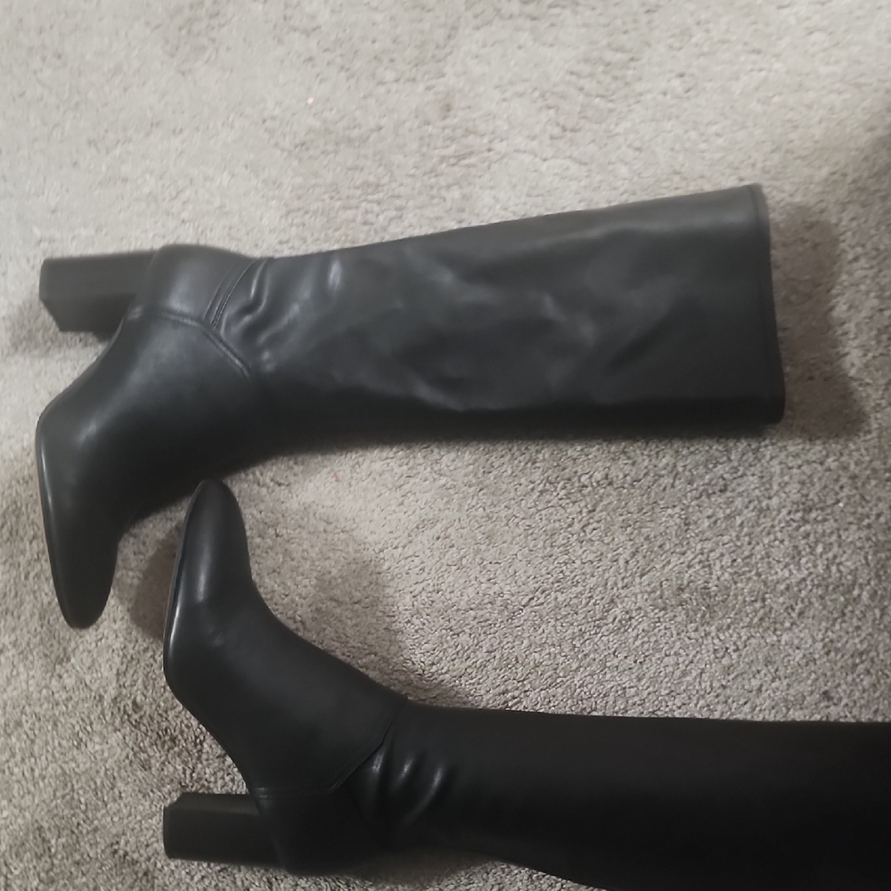 Sleek Black Knee High Women's Boots - Picture 4 of 4